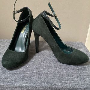 Hunter green suede heels Italy size 39